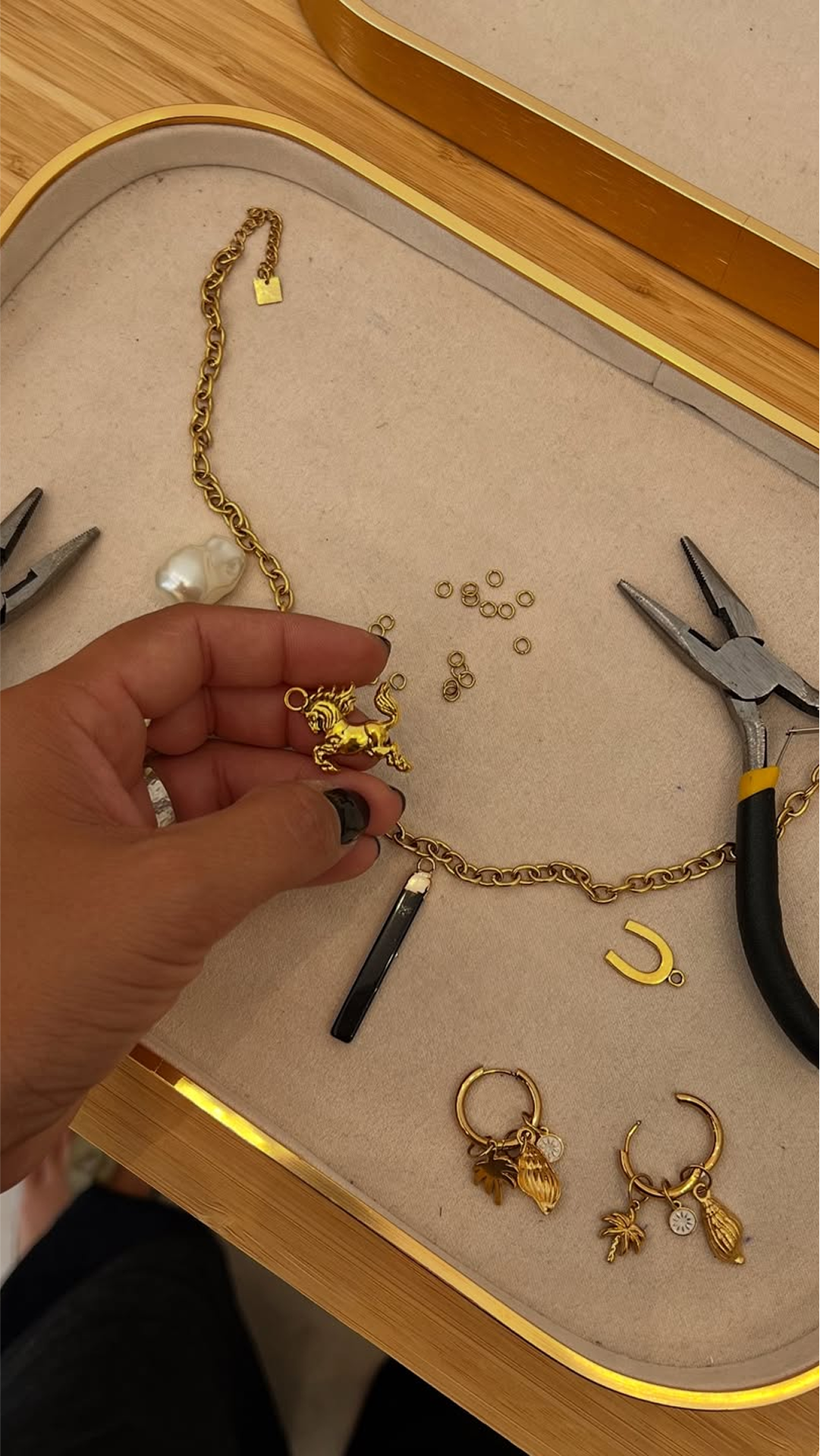 Pulsera con charms dorados